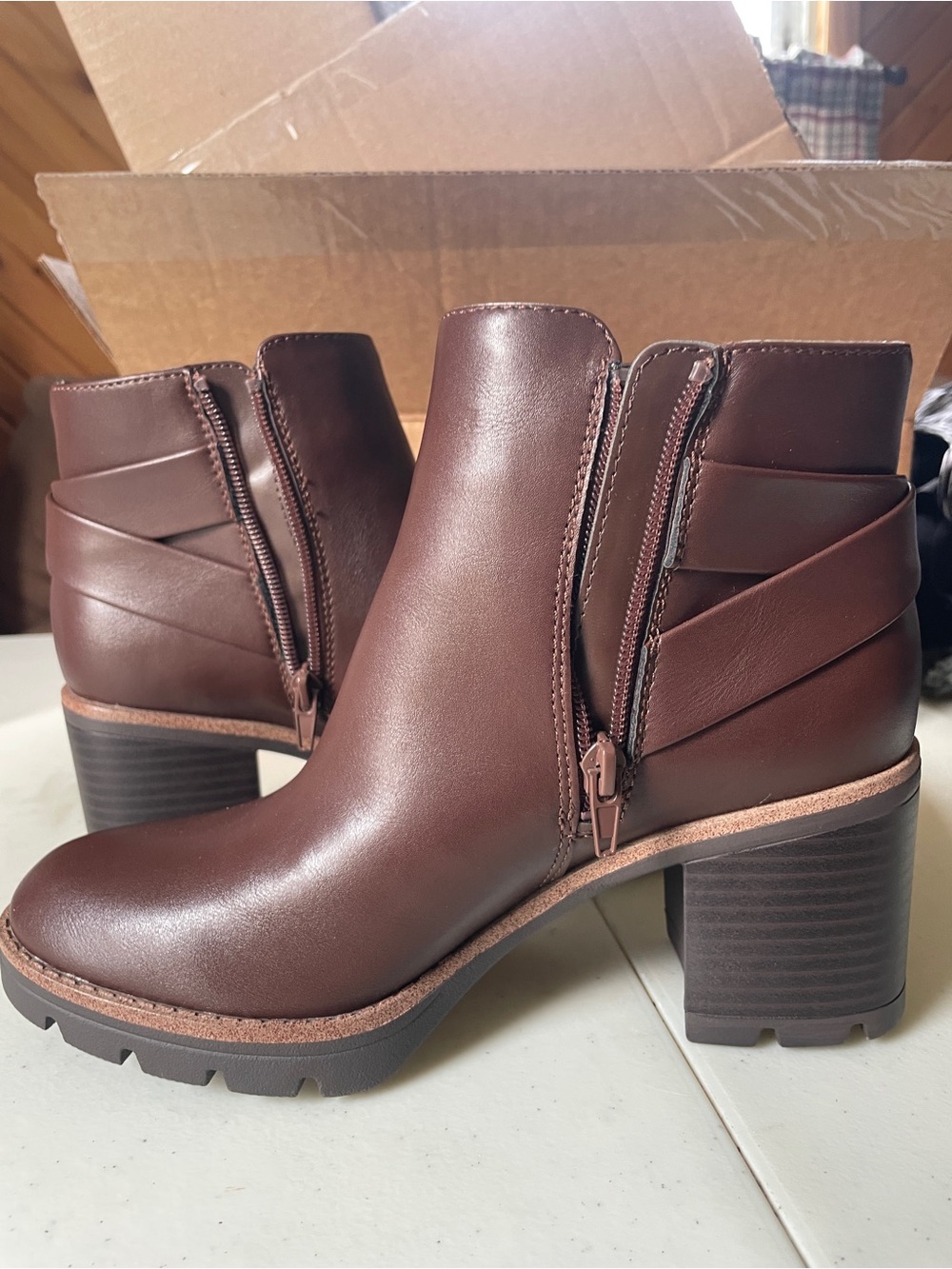 Naturalizer Women's Dark Brown Chunky Heel Ankle Booties with Side Zipper 7.5